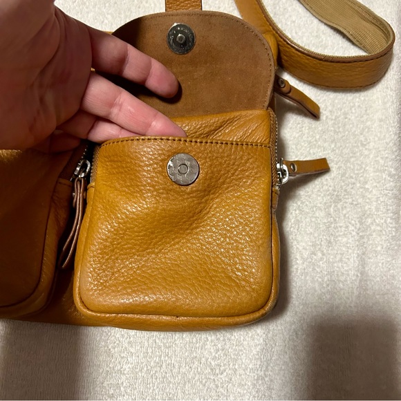 Danier Leather crossbody purse/handbag - Picture 3 of 10